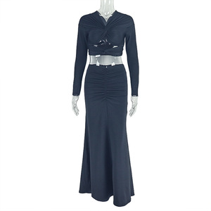 ชุดเซ็ตแฟชั่น 2 ชิ้น เสื้อครอปคอวีแขนยาวสีพื้นแต่งระบายผูกเชือก พร้อมกระโปรงทรงเข้ารูปสำหรับผู้หญิง - Product Image 6