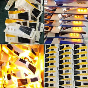 Réflecteur de délimitation routière solaire en plastique, étanche IP68 - Product Image 2