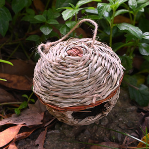 Nid d'oiseau tissé à la main en herbe, finition naturelle, taille moyenne, pour oiseaux, décoration de jardin - Product Image 4