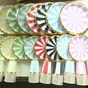 จานกระดาษลายทางสีชมพูและสีขาวขอบทองสำหรับงานเลี้ยงฉลองเทศกาลชิซี - Product Image 5
