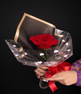 Ramo de Flores de Ganchillo Hecho a Mano, Rosas de Hilo Suave, Perfecto para Decoración del Hogar, Regalo de Cumpleaños o Ocasiones Especiales, Manualidades de Tela - Product Image 1