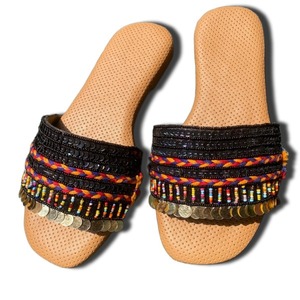 Sandales plates perlées faites à la main uniques, chaussons élégants pour femmes, chaussures confortables et tendance pour les vacances d'été et la plage en extérieur - Product Image 4
