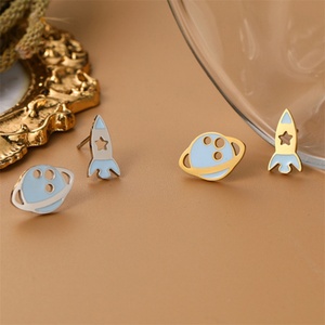 Pendientes de acero inoxidable con diseño de nave espacial chapados en oro al por mayor, aretes de esmalte de dibujos animados - Product Image 3