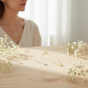Collana con Ciondolo a Forma di Lettera V in Acciaio Inossidabile, Catena Singola da 1cm, Gioielli alla Moda - Product Image 3