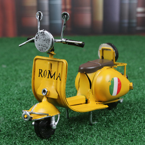 Vacanza romana per Vespa piccola pecora 1:18 a pedali modello in metallo placcato oro a tema animale incisione tecnica - Product Image 2
