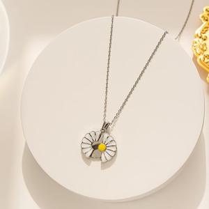 Specchio girasole girasole ornamento piccola <span class=keywords><strong>margherita</strong></span> apribile Laser inciso ciondolo <span class=keywords><strong>collana</strong></span> in acciaio al titanio - Product Image 4