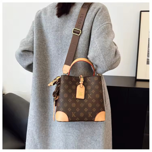 Bolso de Mano de Cuero Genuino con Diseño de Letras, Estilo Coreano, Casual y Elegante para Mujer, Venta al por Mayor de Fábrica, Transfronterizo - Product Image 4