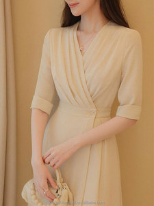 Abito da donna casual estivo OEM, plissettato, slim fit, in raso morbido, a vita alta, con maniche a risvolto, personalizzato, modello dritto - Product Image 2