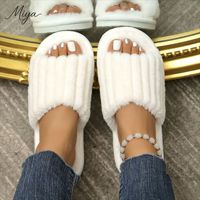 YJ85 2026 Nouveaux modèles de pantoufles en peluche à bout ouvert, simples et tendance pour homme et femme, chaudes, décontractées, avec bande en mousse unie et fausse fourrure