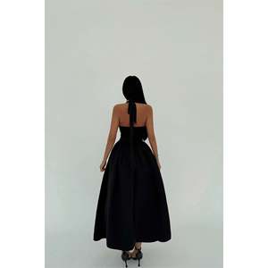 Vestido de Bailarina Negro con Elegante Detalle de Lazo de Perlas - Product Image 1
