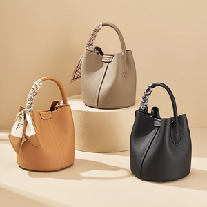Sac bandoulière grande capacité haut de gamme pour femme, nouveau style 2025, sac seau polyvalent, sac à main de travail en PU - Product Image 1