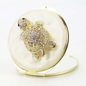 Espejo Compacto de Tortuga de Resina Epoxi Beige de 7cm con Cristales de Diamantes de Imitación, Espejo de Bolsillo de Tortuga Marina, Espejo de Maquillaje HD de Cristal, Logotipo Personalizado - Product Image 1