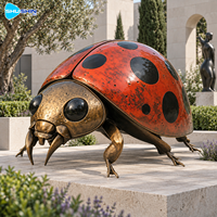 Sculpture de coccinelle colorée en bronze, finition peinte, laiton, cuivre, statue d'insecte personnalisée pour hôtel, cour, villa, jardin, place publique