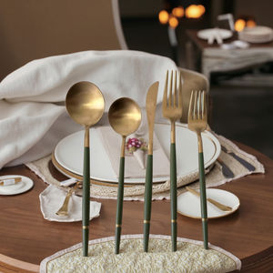 Ensemble de couteaux, fourchettes et cuillères de luxe en acier inoxydable poli or mat durable de 5 pièces du Portugal avec bande dorée et poignée verte pour mariage - Product Image 6