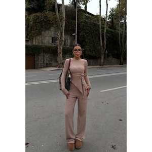 Costume de pantalon beige décontracté pour femme de bureau avec décoration plissée et boutons pour l'été - Product Image 5