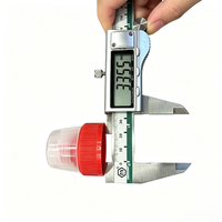 Bouchon à vis en plastique PP de 33 mm, couleur personnalisable, bouchon côtelé rouge avec couvercle extérieur transparent pour les bouteilles de détergent à vaisselle liquide