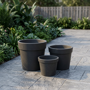 Ensemble de pots de fleurs d'extérieur modernes et minimalistes en plastique gris foncé pour jardin avec plantes vertes - Product Image 5