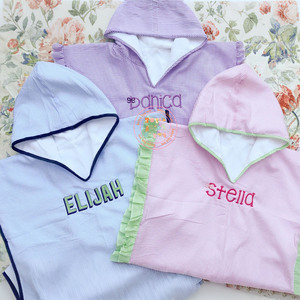 Copricostume Estivo in Seersucker con Cappuccio per Neonata, Ricamo Abbinato e Volant in Tessuto Spugna - Product Image 1