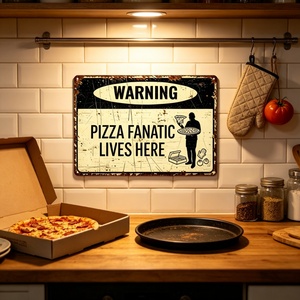 Plaque Murale Métallique Vintage Effet Vieilli « Les Fanatiques de la Pizza Habent la Maison » – Décoration Murale Amusante pour Cuisine, Restaurant, Bar – Idée Cadeau - Product Image 1