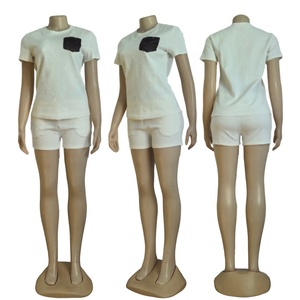 Oferta Caliente: Nuevo Conjunto de Verano para Mujer Estilo Europeo-Americano, Camiseta Casual de Manga Corta con Bolsillos y Jacquard, y Shorts Elásticos hasta la Rodilla - Product Image 4
