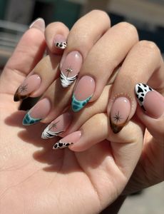 Set de Uñas Postizas Listas para Usar, Bellamente Empaquetadas en Caja de Exhibición, Regalo Perfecto para Amantes del Arte de las Uñas y Amigos - Product Image 1