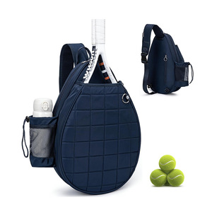 La nueva bolsa de tenis tiene capacidad para 2 raquetas de tenis. Es una bolsa cruzada acolchada con correa impermeable y un bolsillo de seguridad. - Product Image 4