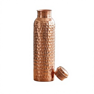 Bouteille d'eau en cuivre martelé artisanal de luxe - Réutilisable, écologique, anti-fuite pour la maison, le bureau, la salle de sport et les voyages - Product Image 1