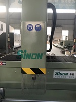 Profil en aluminium cnc 3 axes centre d'usinage 5 axes centre de traitement fenêtre faisant la machine