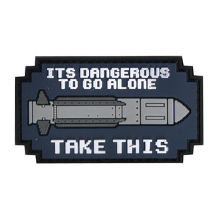 <span class=keywords><strong>Es</strong></span> peligroso ir solo, tome estas insignias tácticas de moral de goma de PVC suave con cierre de gancho en la parte posterior - Product Image 2