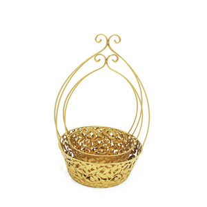 Artisanat en métal de style européen dans les contes de fées: <span class=keywords><strong>le</strong></span> <span class=keywords><strong>petit</strong></span> <span class=keywords><strong>chaperon</strong></span> <span class=keywords><strong>rouge</strong></span> tenant un panier de mariage en fer - Product Image 4