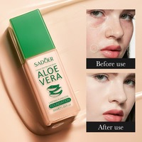 Fond de teint à l'aloe vera léger et transparent, couvre bien et tient au poignet.