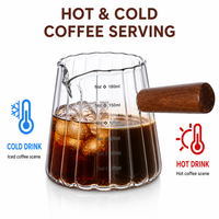 Gelas Ukur Kaca Bergaris Vertikal Desainer 180ml dengan Gagang Kayu untuk Espresso Kopi Susu Dapur