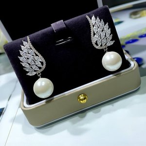 Boucles d'oreilles élégantes en forme d'aile d'ange pour femmes, avec perles et pierres scintillantes, à porter au quotidien, bijoux cadeaux, vente en gros - Product Image 3