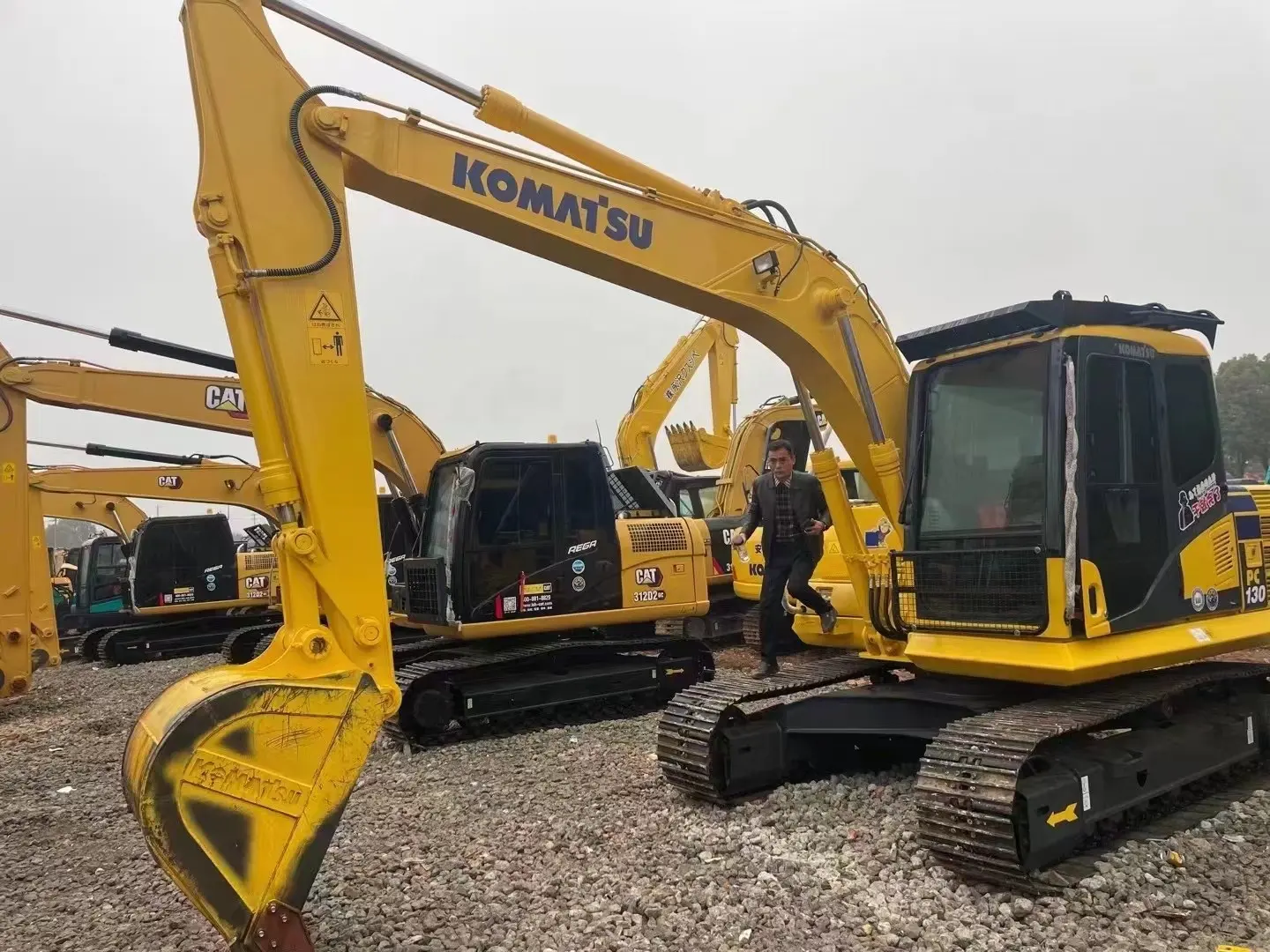 מחפרים משומש יפן PC130-7 komatsu מקורי מחפר למכירה ציוד בנייה מכונות נע קרקע pc130