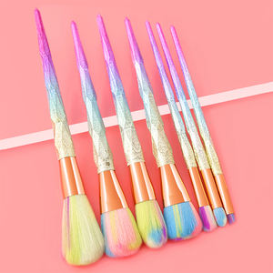 Ensemble de 7 pinceaux de <span class=keywords><strong>maquillage</strong></span> professionnels personnalisés <span class=keywords><strong>en</strong></span> poils synthétiques <span class=keywords><strong>arc</strong></span>-<span class=keywords><strong>en</strong></span>-<span class=keywords><strong>ciel</strong></span> avec étiquette privée <span class=keywords><strong>en</strong></span> diamant pour le visage et le rasage - Product Image 2