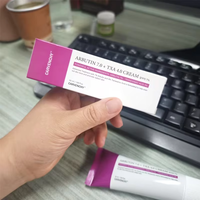 Crème hydratante éclaircissante et raffermissante anti-âge à l'arbutine, niacinamide, acide tranexamique, vitamine C et beurre de karité, prête à l'expédition