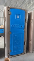 Toilettes mobiles en plastique HDPE, WC chimique portable avec réservoir d'eau, siège moulé, porte bleue pour chantier de construction