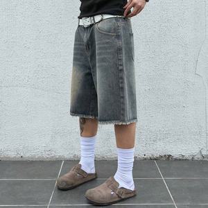 شورت جينز رجالي واسع (جورتس) بتصميم مخصص وبخاخ بألوان قوس قزح، ممزق بحواف مهترئة وجيوب، وبمقاس كبير - Product Image 2