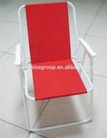Chaise pliante rouge avec accoudoirs en plastique.