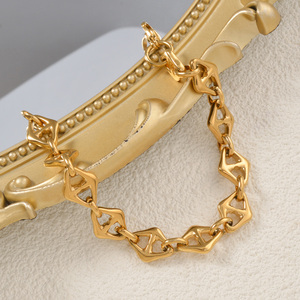 Pulsera de Eslabones Triangulares Huecos de Acero Inoxidable Chapado en Oro de 18K al por Mayor, Impermeable, Hipoalergénica, Joyería de Moda a Granel - Product Image 3