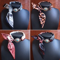 Écharpe en soie plissée métallique Comiya Western avec pendentifs électroplaqués à extrémités ouvertes – Collier élégant et polyvalent