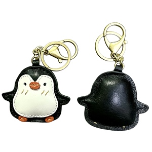Llavero de pingüino de cuero de primera calidad, hecho a mano, 3D, de doble cara, colgante para bolso, mini colgante curativo para estilo invernal y regalos - Product Image 1