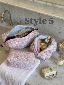 Sac de maquillage matelassé en tissu imprimé doux, motif floral sauge, style Cottage Core, avec fermeture éclair contrastante, pour cosmétiques - Product Image 4