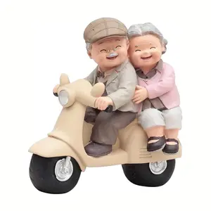 爱老年夫妇骑摩托车雕像，老年生活树脂老夫妇周年结婚礼物