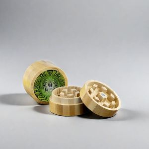 Molino de Hierbas Personalizado CANNA con Cubierta de Madera de Bambú, Dientes Afilados, Cepillo y Raspador, Molinillo de Especias Biodegradable de 4 Piezas para Cocina - Product Image 3
