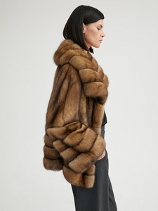 Cappotto Corto Elegante da <span class=keywords><strong>Donna</strong></span> in <span class=keywords><strong>Pelliccia</strong></span> di Zibellino Dorato Importato dalla Russia, Colore Naturale, Chiusura Monopetto, Nero Quadrato - Product Image 2