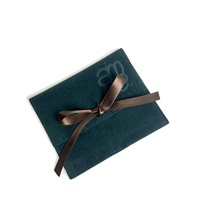 Pochette de rangement pour bijoux en velours avec rabat estampé du logo personnalisé et lien en ruban