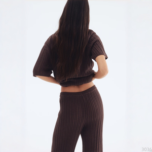 Completo da donna autunnale personalizzabile in maglia <span class=keywords><strong>a</strong></span> costine marrone lavato, due pezzi: top <span class=keywords><strong>a</strong></span> maniche corte con colletto polo e <span class=keywords><strong>pantaloni</strong></span> <span class=keywords><strong>a</strong></span> gamba larga - Product Image 2