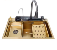 Évier de cuisine cascade intelligent en acier inoxydable doré, associé à un robinet intelligent, le rendant plus pratique à utiliser