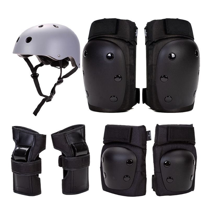 Casco gris y equipo de protección negro.